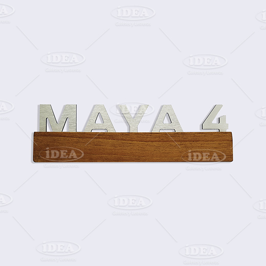 Mase de madera con letras